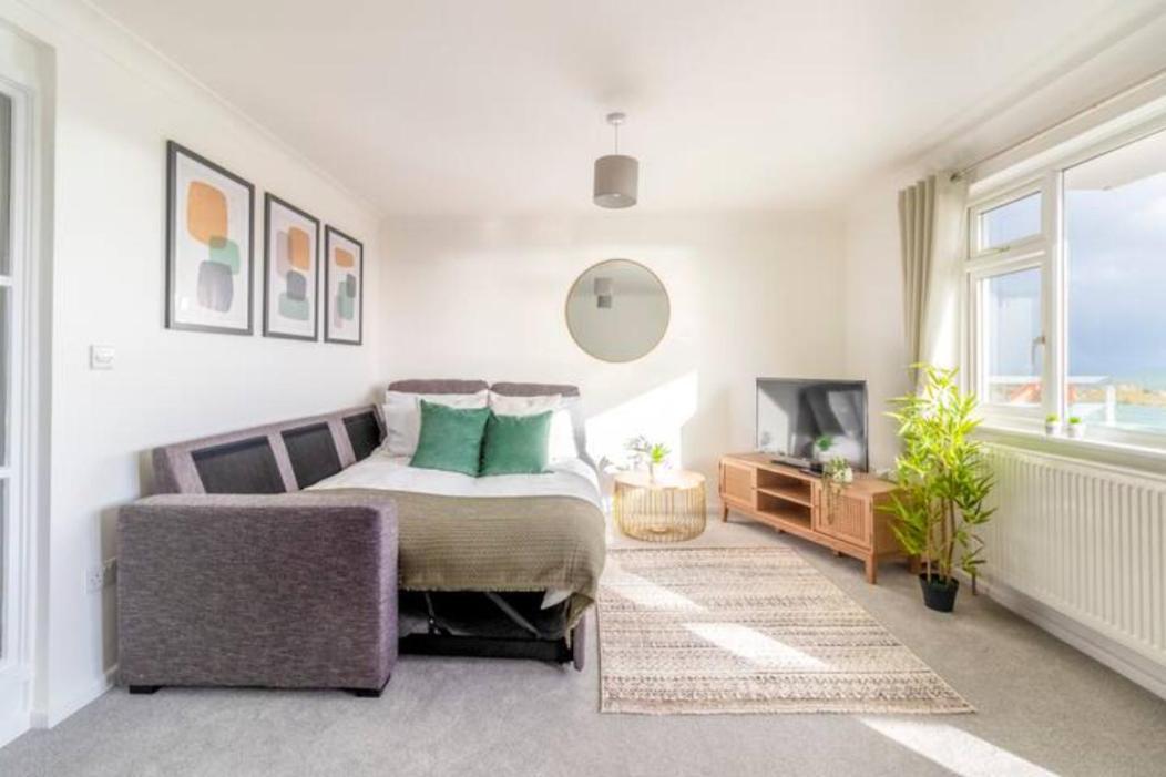 Large Sea View 2 Bedroom Sleeps 6 - Free Parking Борнмут Экстерьер фото