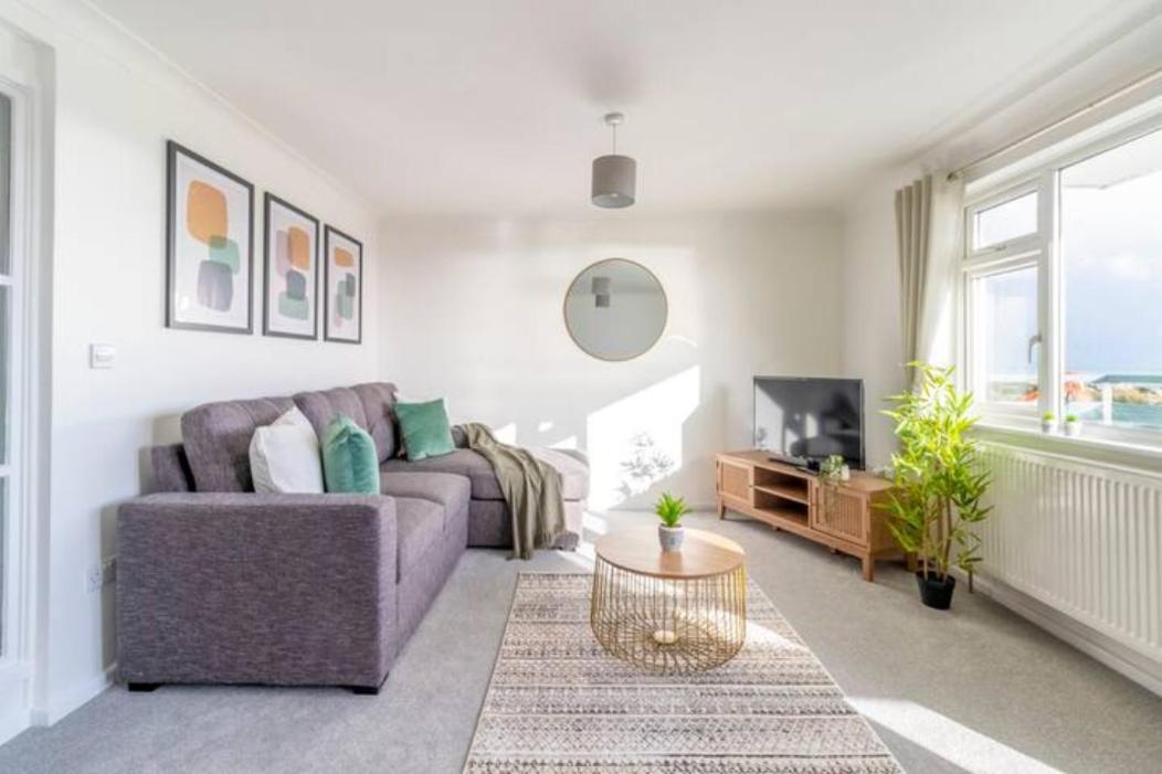 Large Sea View 2 Bedroom Sleeps 6 - Free Parking Борнмут Экстерьер фото