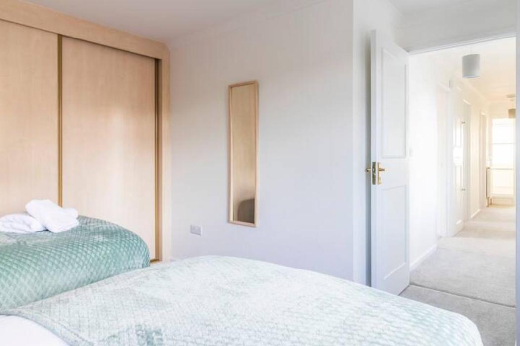 Large Sea View 2 Bedroom Sleeps 6 - Free Parking Борнмут Экстерьер фото